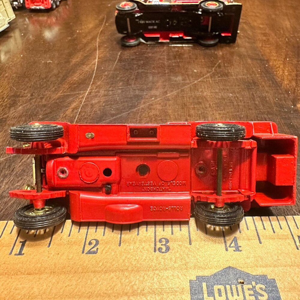 Two Vintage Lesney Matchbox Fire Trucks - Picture 9 of 10